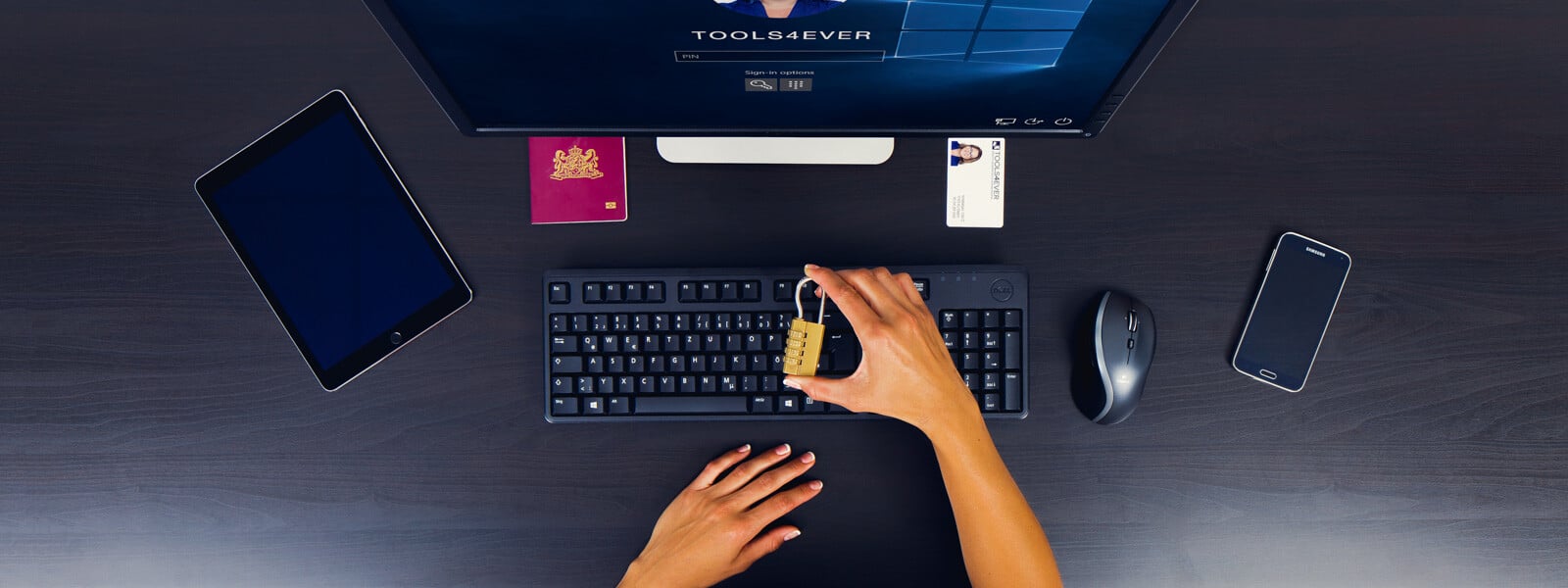 Symbolbild zur Vermeidung von Datenschutzverletzungen, darstellend ein Schloss in der Hand eines Benutzers am Schreibtisch.